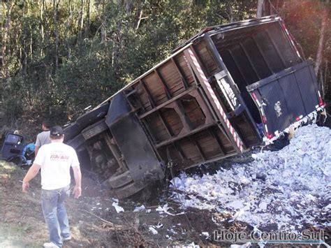 Intervalo Da Not Cias Caminh O Tomba E Motorista Fica Preso S