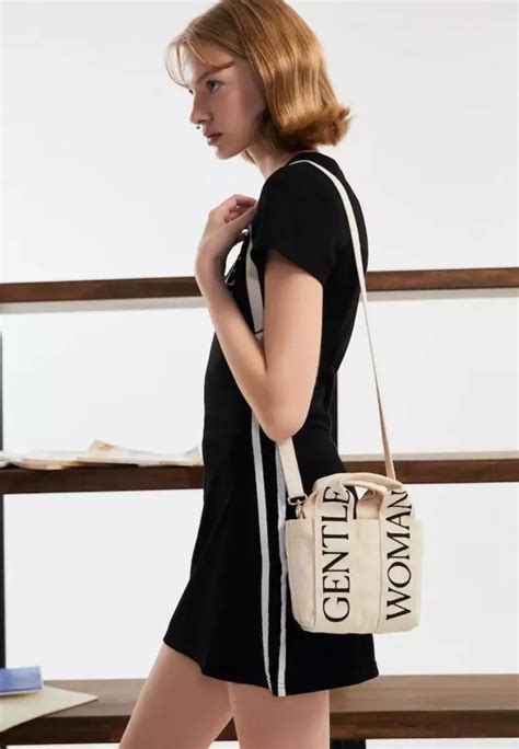 Jual GENTLEWOMAN Gw Logo Strap Micro Tote Bag Cream Original 2025