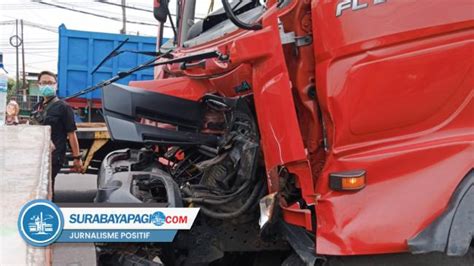 Sopir Mengantuk Truk Hino Tabrak Dua Truk Kontainer Yang Sedang Isi BBM