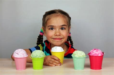 Niños comiendo un helado | Foto Premium