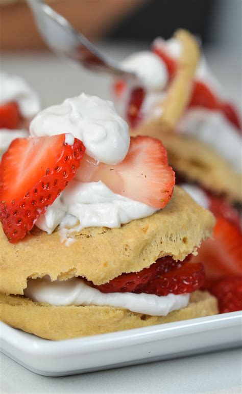 Strawberry Shortcake (plant-based, Vitamix recipe) | Life is NOYOKE