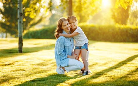 Mutter Und Tochter In Der Natur Stockfoto Bild Von Kindheit M Tter