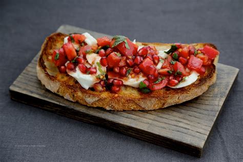 Tartine à la burrata aux tomates et à la grenade On dine chez Nanou