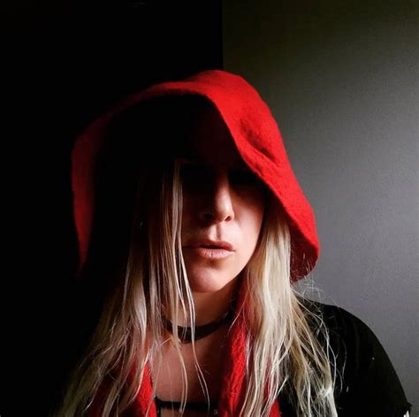 Red Ritual Hood With Scarf Blckbts