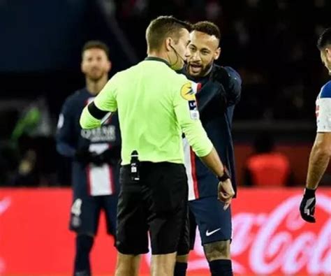 Notícias Messi acompanha a vitória do PSG em casa durante folga após