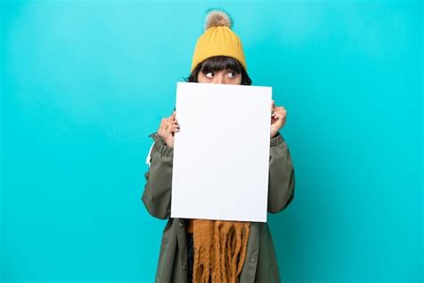 Jovem Mulher Latina Vestindo Jaqueta De Inverno Isolada Em Fundo Azul