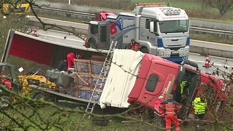 Kilometerlanger Stau Nach Lkw Unfall Auf A Ndr De Nachrichten