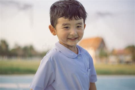 Retrato Al Aire Libre De Un Ni O Asi Tico Feliz Del Estudiante En La