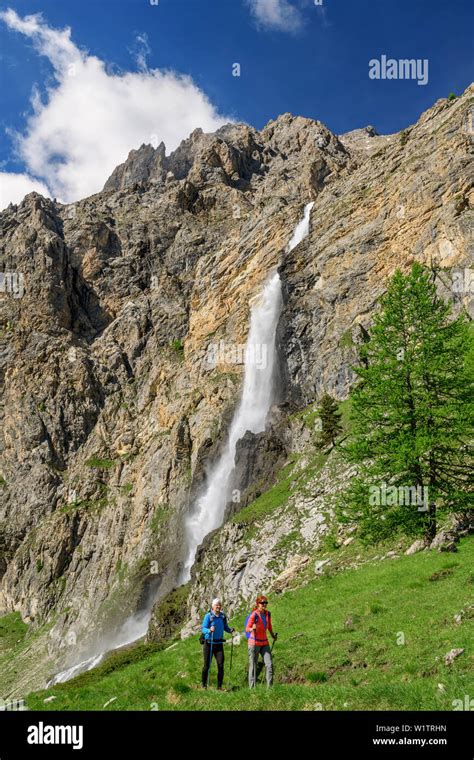 L Homme Et De La Femme L Ordre Croissant Vers Hut Rifugio Stroppia