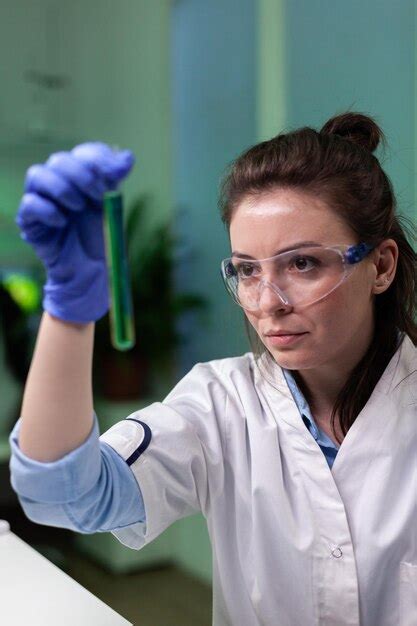 Cientista segurando um tubo de ensaio no laboratório Foto Premium