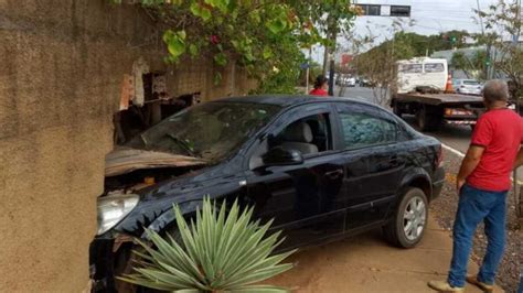 Motorista Perde Controle Em Curva E Bate Carro Em Muro Em Tr S Lagoas