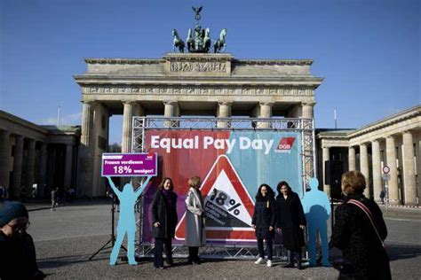 Lisa Paus Yasmin Fahimi Equal Pay Day DEU Deutschland Germany Berlin