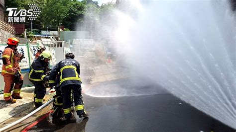 快訊／中和瓦斯外洩「泥水狂噴」 施工挖破管線警消急疏散