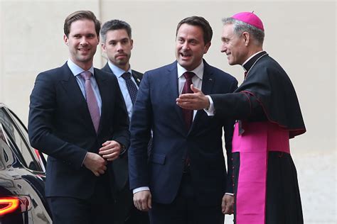 Qué hace este hombre en la foto de las primeras damas más importantes