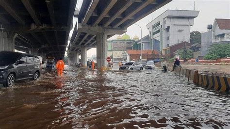 Diguyur Hujan Deras Setengah Jam Ruas Jalan DI Panjaitan Banjir 50