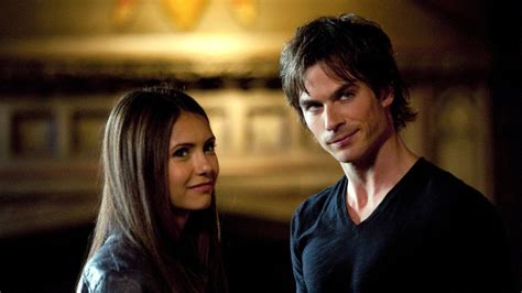 The Vampire Diaries Por qué el primer beso de Damon y Elena fue tan