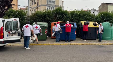 Voluntarios De Cruz Roja Recogen Cerca De 3 Kilos De Residuos En La