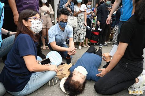 傻眼！阿嬤遭撞倒地後 蔣萬安團隊竟高喊「你們都上了直播喔」 政治 自由時報電子報