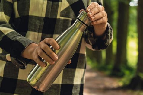 Primer Plano De Una Mano Femenina Irreconocible Sosteniendo Una Botella