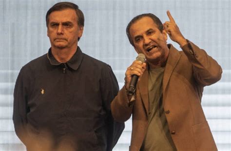 Flávio Bolsonaro pede que senadores convoquem Silas Malafaia para a CPI