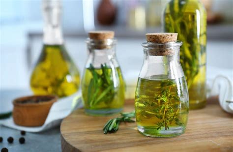 6 recettes pour aromatiser son huile d olive avec les récoltes du