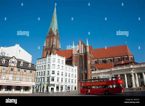 Bus on Marktplatz square, Schwerin Cathedral, Schwerin, Mecklenburg-Western Pomerania Stock ...