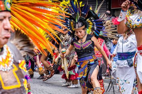 Los Bailarines Aztecas Celebran a Dia De Los Muertos Fotografía