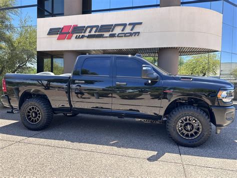 18 Inch Method Race Mr305 Matte Black On A 2023 Dodge Ram 2500 Element Wheels