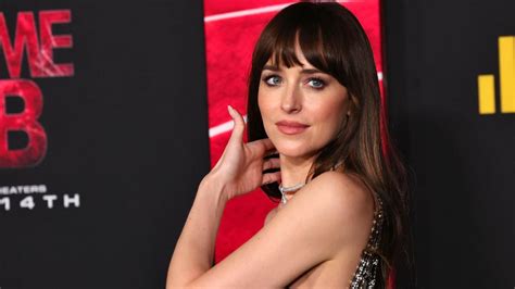 Chris Martin Et Dakota Johnson Se Sont Fianc S Avec La B N Diction De L