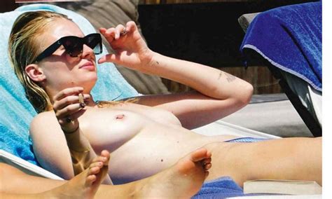 Sophie Turner Topless Pics From Ibiza Scandal Planet