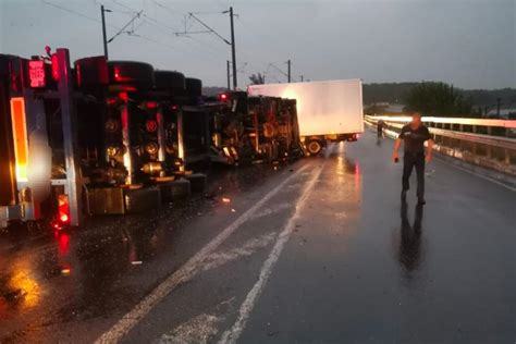 Bătaie cu bâte topoare și săbii între clanuri într o comună din