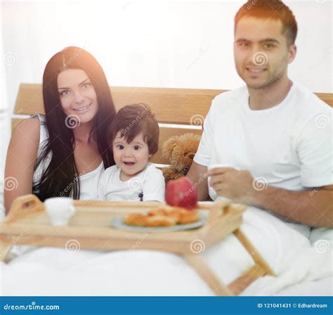 Familia Que Desayuna En Cama En Casa Imagen De Archivo Imagen De