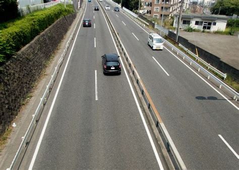 車両通行帯とは？違反したときの罰則・車両通行帯のない道路での走行方法は？（moby（モビー））