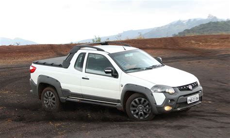 Ao Volante Fiat Strada Adventure Extreme é robusta mas sente o peso