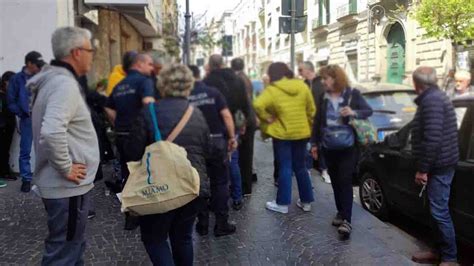 Torre Annunziata Perde I Sensi E Si Accascia A Terra Panico Sul Corso