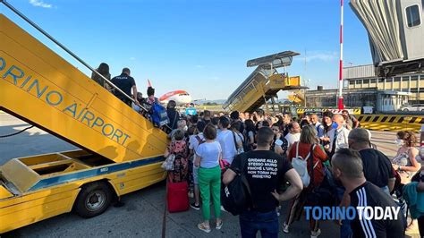 Caos All Imbarco Del Volo Per Lamezia Terme All Aeroporto Di Torino