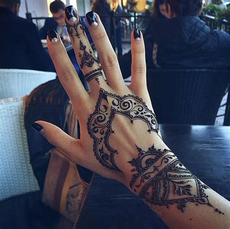 Тату на тыльной стороне ладони у девушек (79 фото)