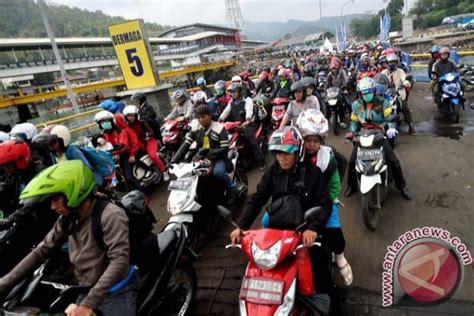 Pemudik Sepeda Motor Masih Padati Pelabuhan Merak Antara News