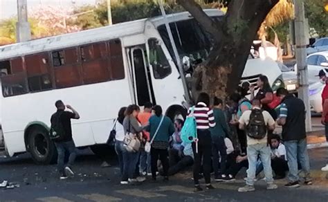 Choque camión de pasajeros deja más de 14 heridos en Colima