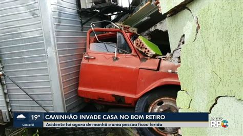 Caminhão fica sem freio e invade casa em Curitiba Graças a Deus que