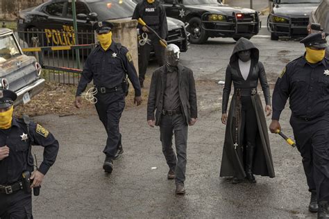 'Watchmen' Introduces a Different Kind of Superhero Story in the ...