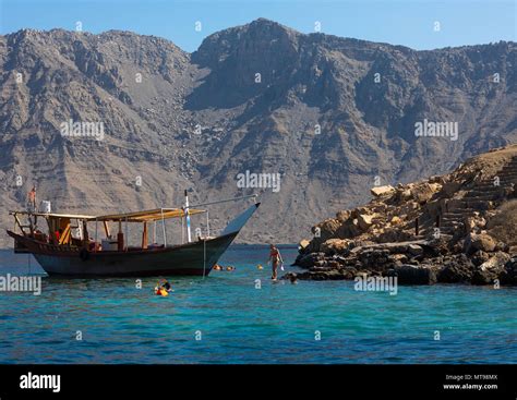 Tourists snorkelling in telegraph island, Musandam Governorate, Khasab, Oman Stock Photo - Alamy