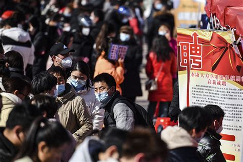 中國年輕人勒緊褲帶 為何「悅己消費」例外 情緒消費 平價消費 盲盒玩具 大紀元