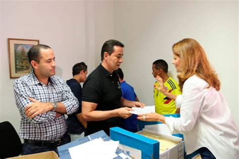 Claudia Fadul Radica En La Registradur A M S De Mil Firmas