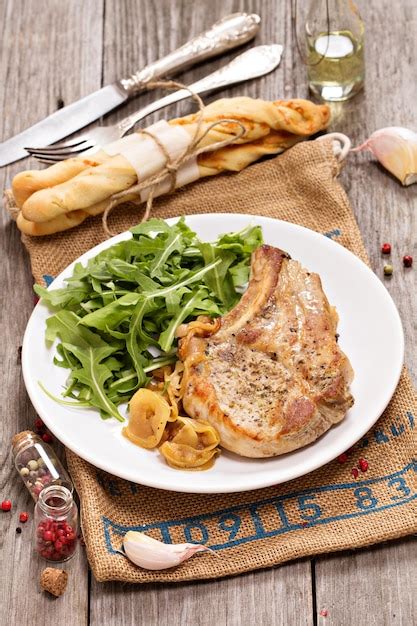 Carne de porco assada maçãs e cebolas Foto Premium