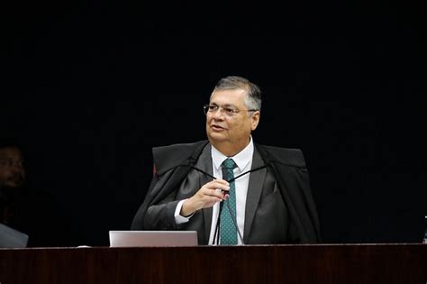 Flávio Dino suspende lei do Amazonas que proíbe linguagem neutra nas