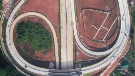 Melihat Lebih Dekat Ribuan Makam Di Tengah Tol Nagrak Kota Wisata