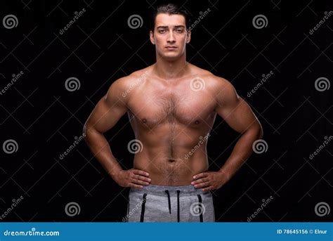 El Hombre Muscular Rasgado En Fondo Negro Foto De Archivo Imagen De