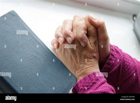 Las Mujeres Ancianas Manos Cruzadas En La Oración Fotografía De Stock