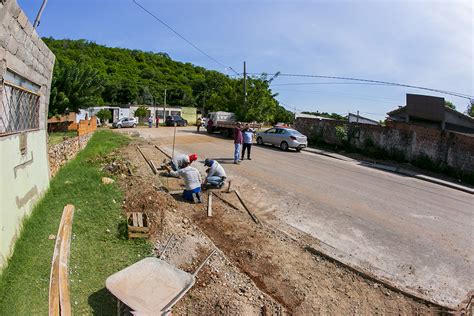 Prefeito vistoria obras de pavimentação e recapeamento no conjunto